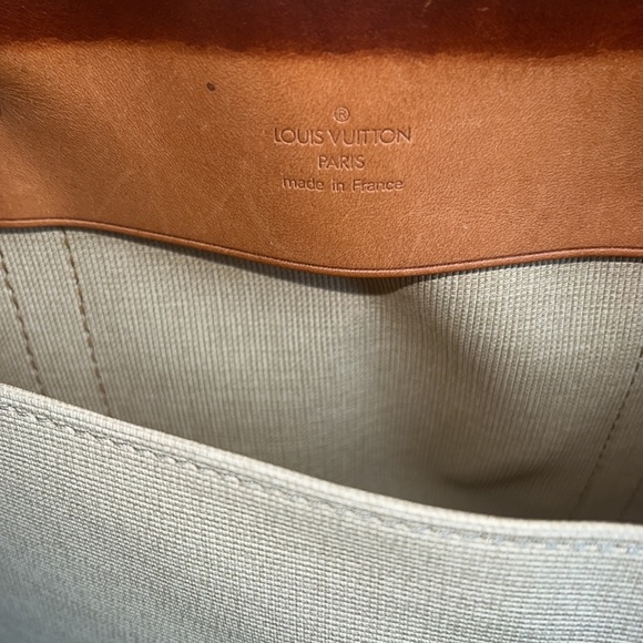 Louis Vuitton Sirius travel includes dust bag + 2 more accessories - tag name. - Picture 11 of 15